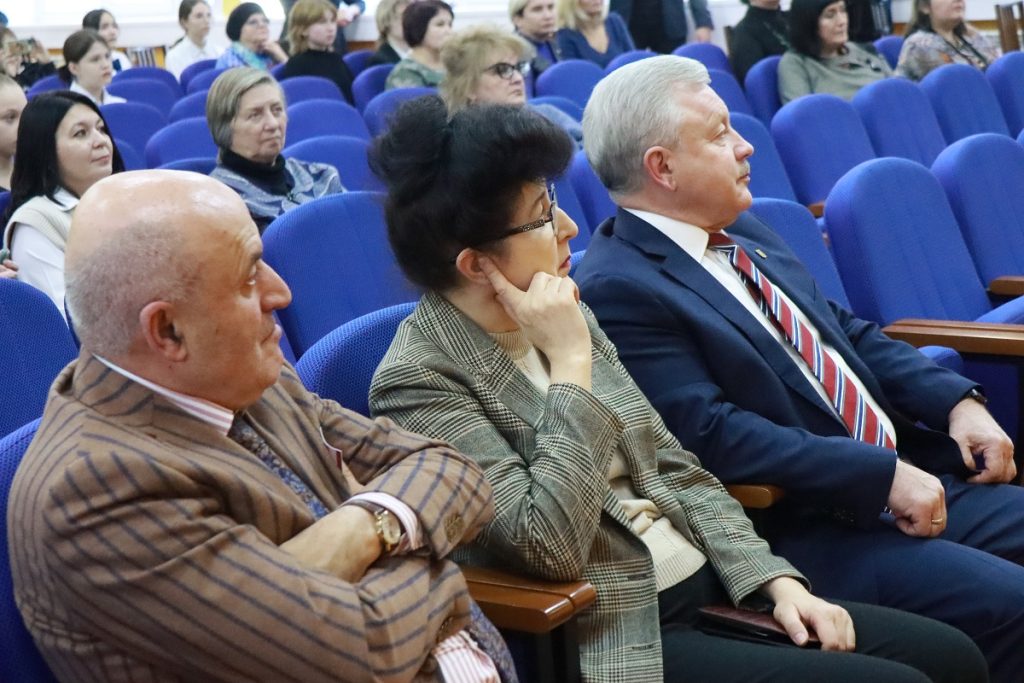 Сергей Серебренников вручил лучшим воспитанникам школ искусств и спортшкол свидетельства стипендиатов мэра Братска