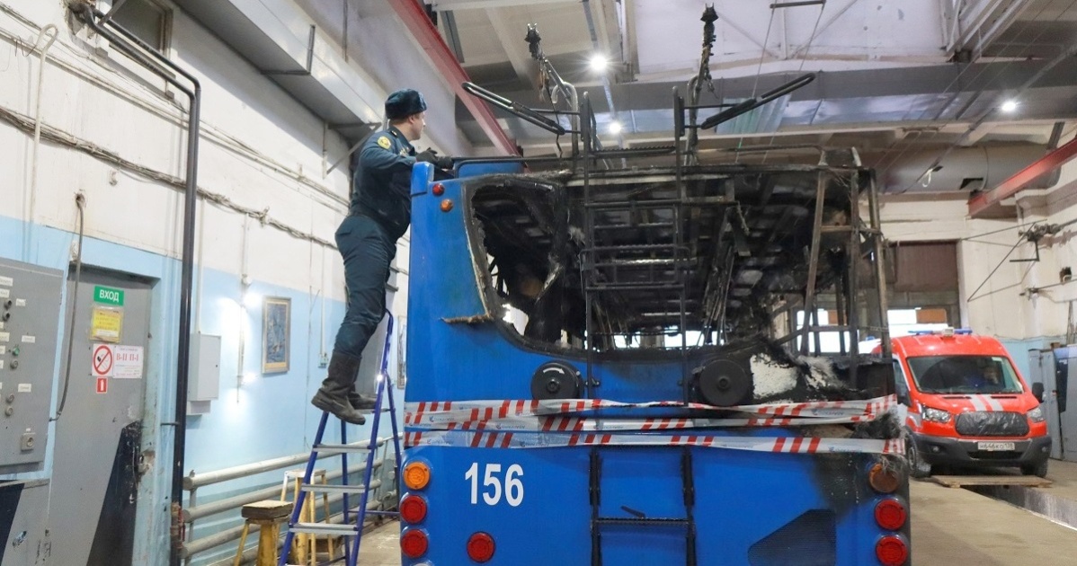 Sgorevshiy Novyy Avtobus V Bratske Obsleduyut Eksperty Iz Vologdy