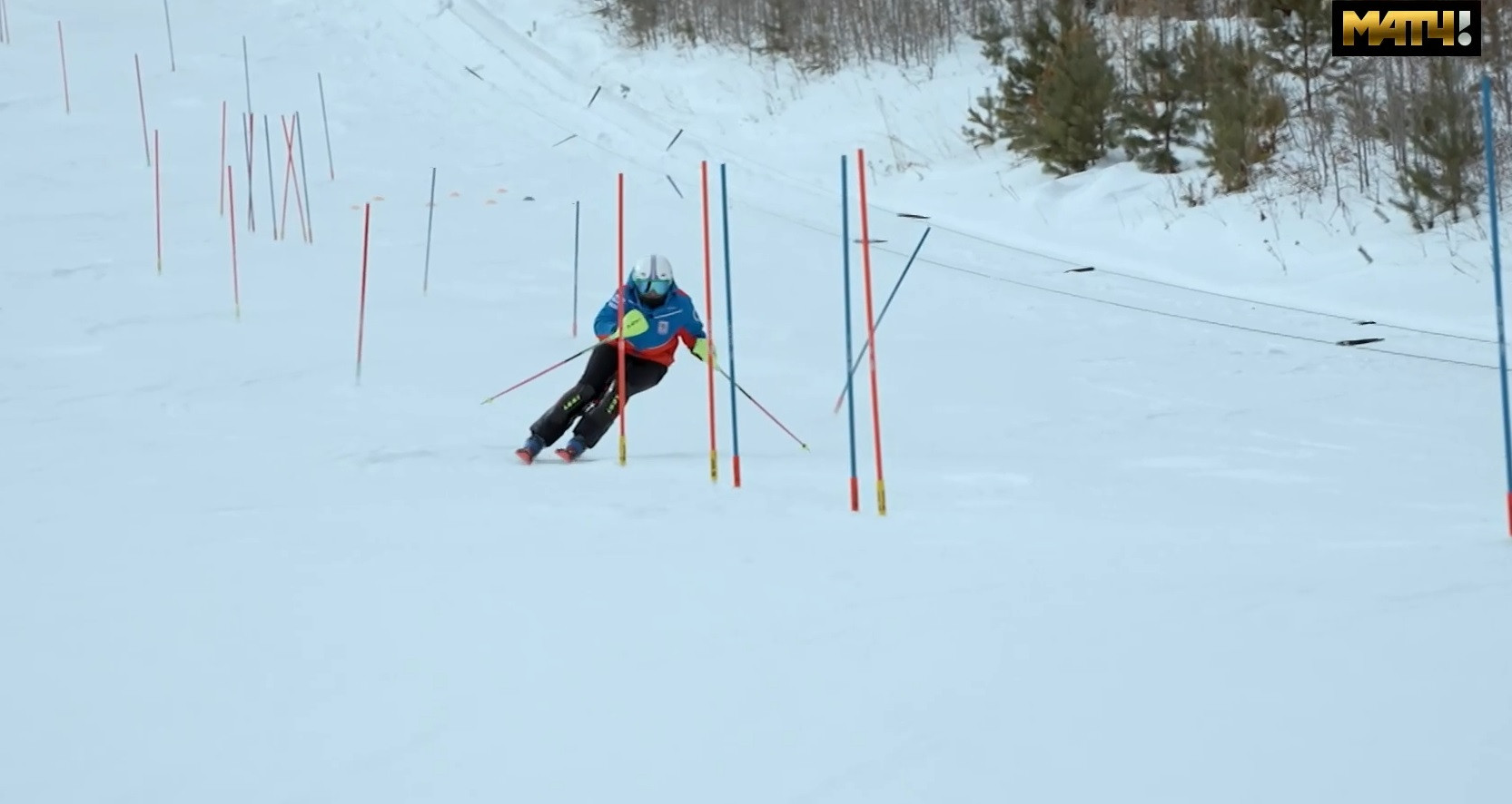 Лыжник спускается по склону на соревнованиях