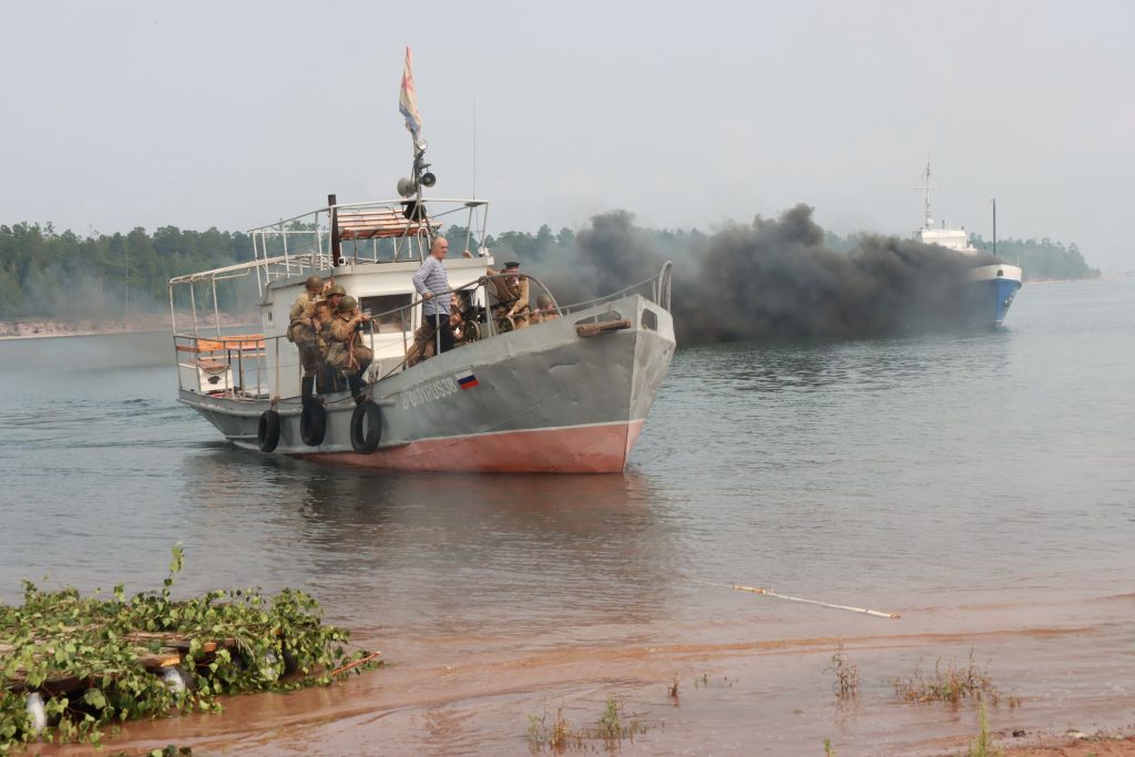 Боевой корабль на воде, второй с дымом.