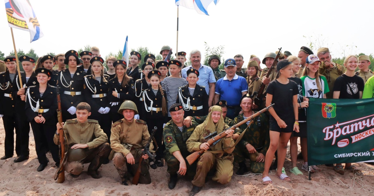 Группа людей в военной форме на улице