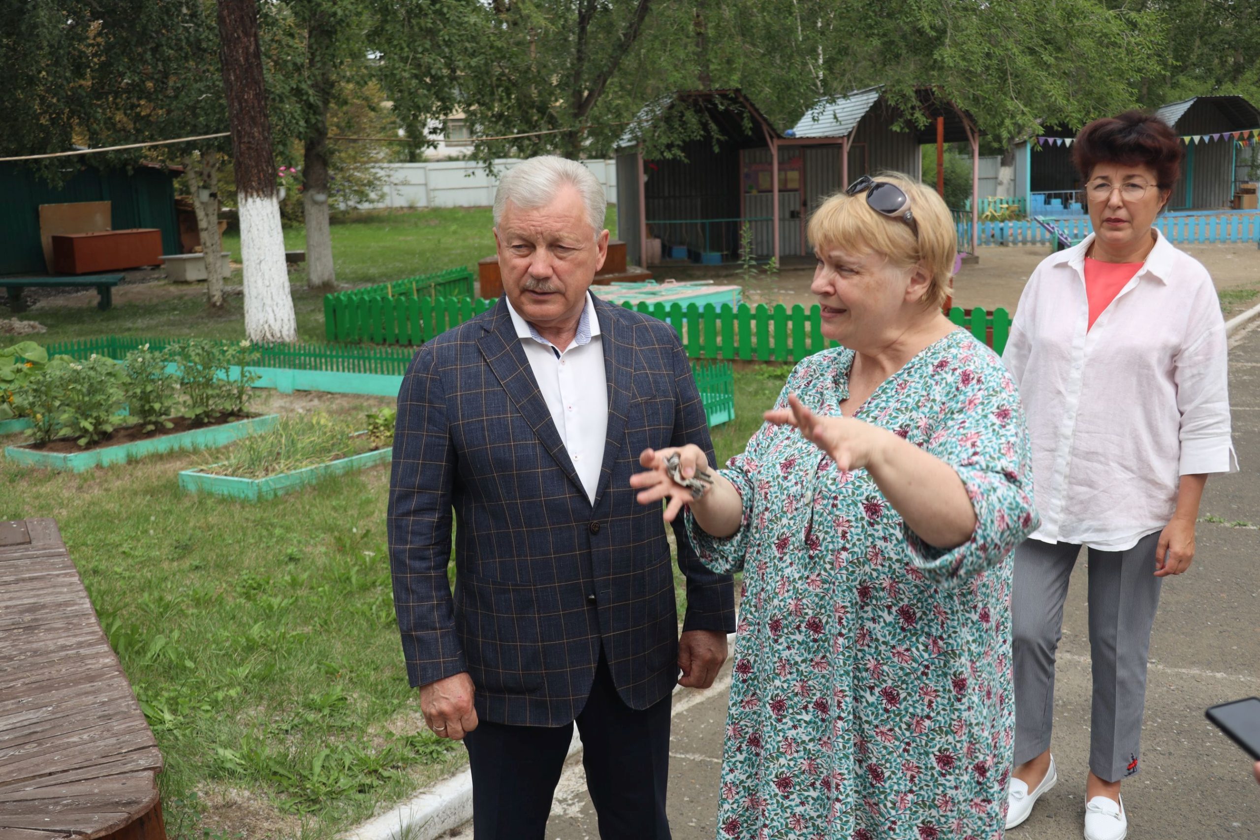 Люди беседуют в саду
