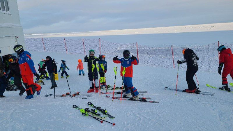 Лыжники готовятся спуститься с горы