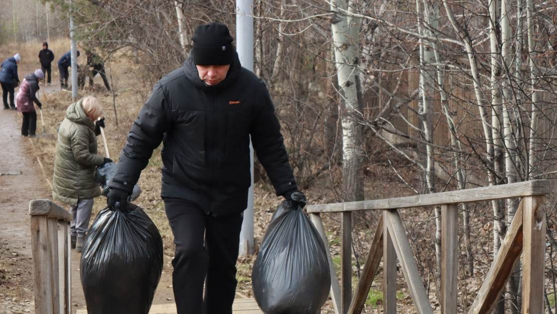 Уборка мусора на природе с волонтерами