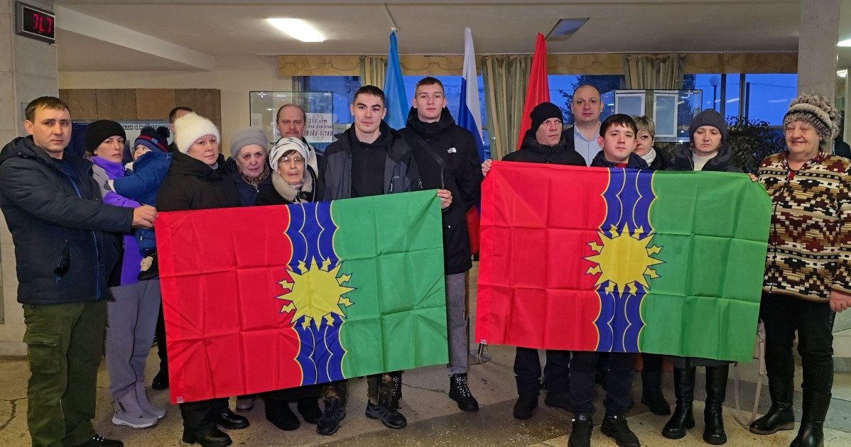 Люди держат флаг в помещении, Россия.