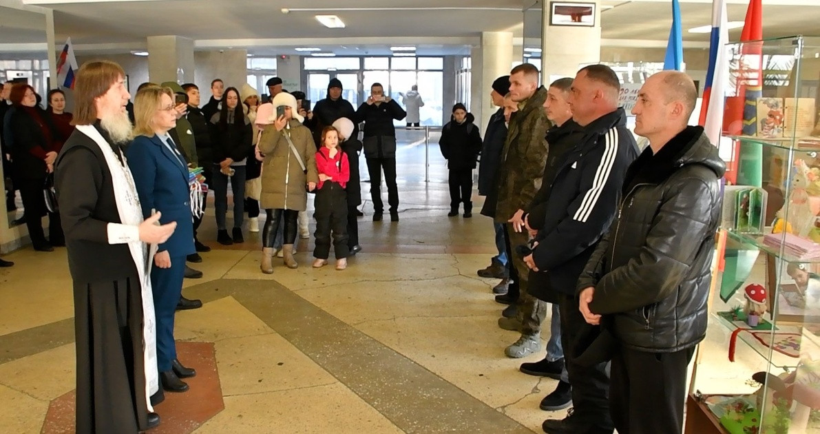 Люди на торжественном мероприятии в помещении