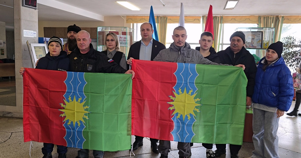 Группа людей с двумя флагами