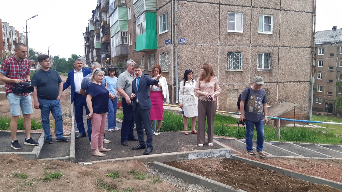 Так работать не годится: общественная комиссия проверила как идет благоустройство улицы Крупской