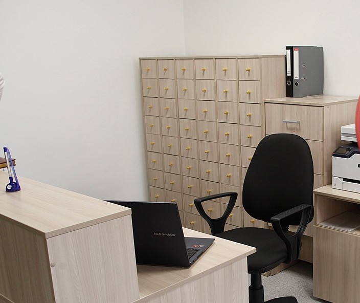 Современный офис с письменным столом и стулом.