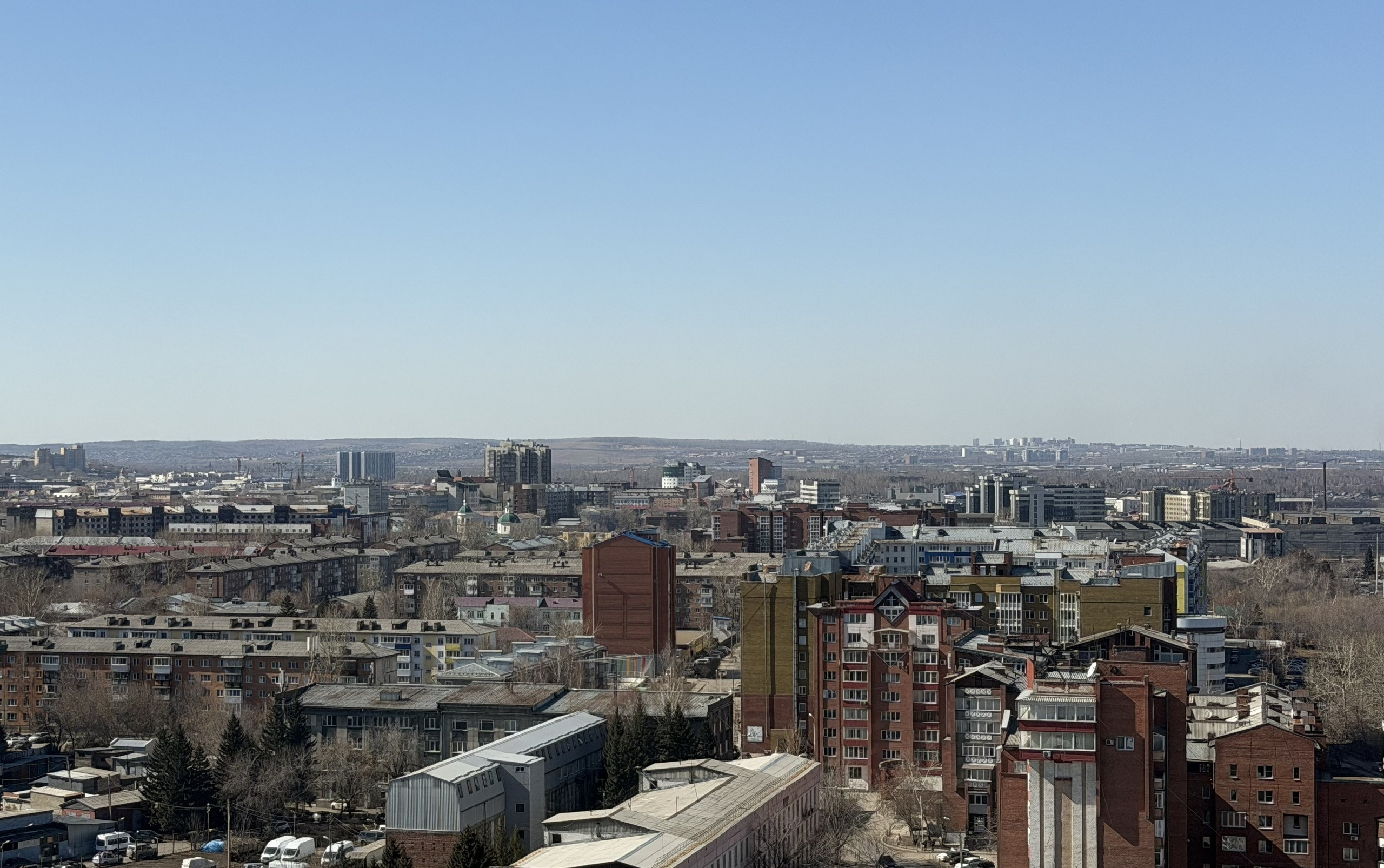 Городской пейзаж с жилыми и промышленными зданиями