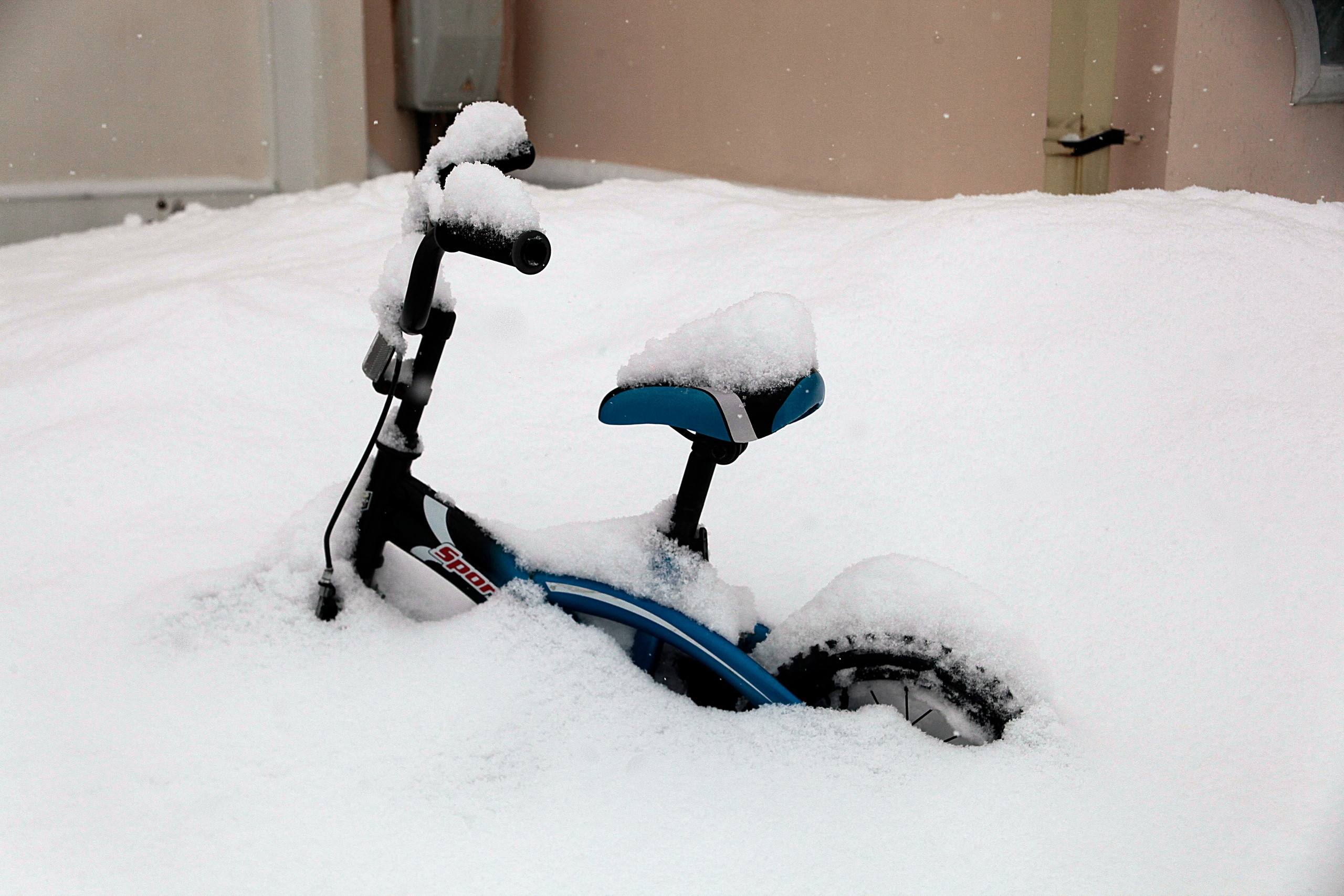 Велосипед покрыт снегом