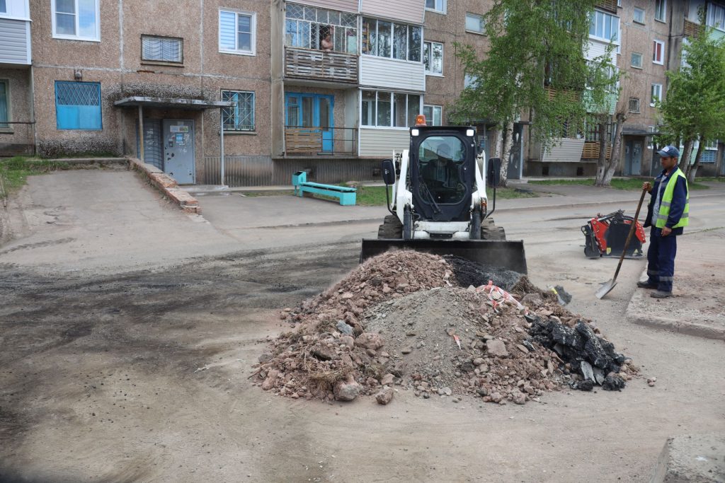 Три двора у домов по улице Гагарина благоустроили в Братске