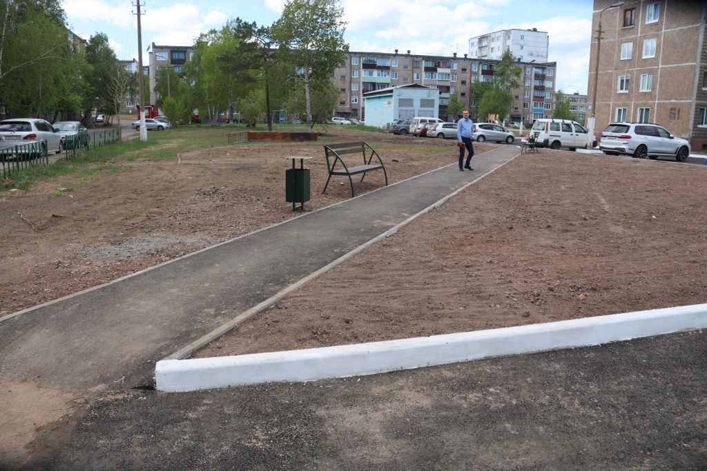 Три двора у домов по улице Гагарина благоустроили в Братске
