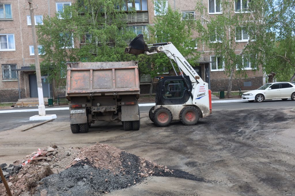 Три двора у домов по улице Гагарина благоустроили в Братске