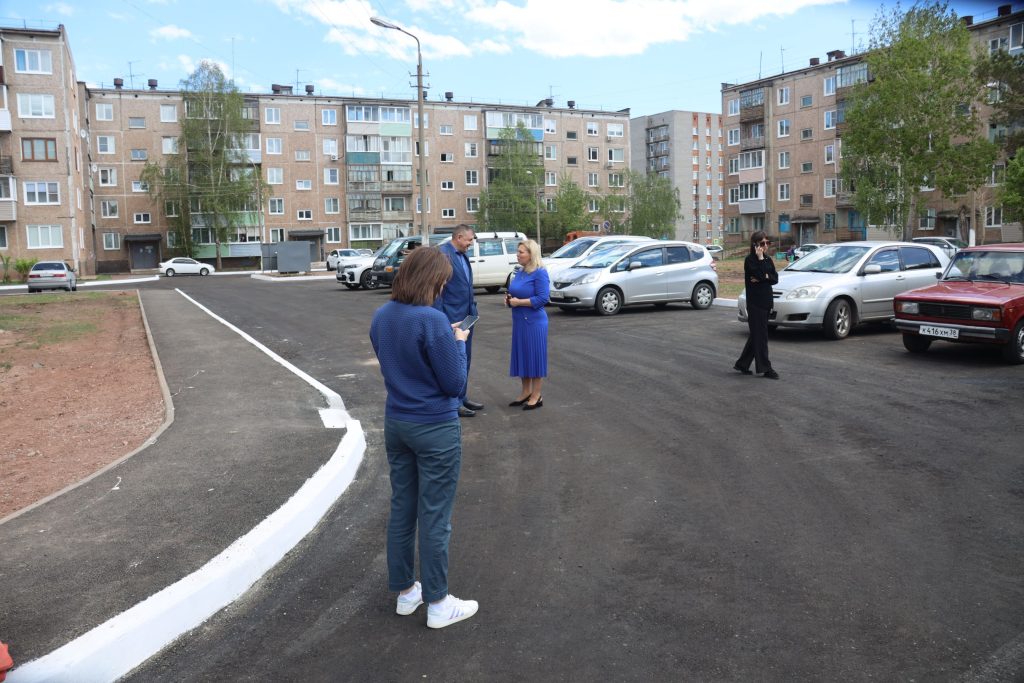 Три двора у домов по улице Гагарина благоустроили в Братске
