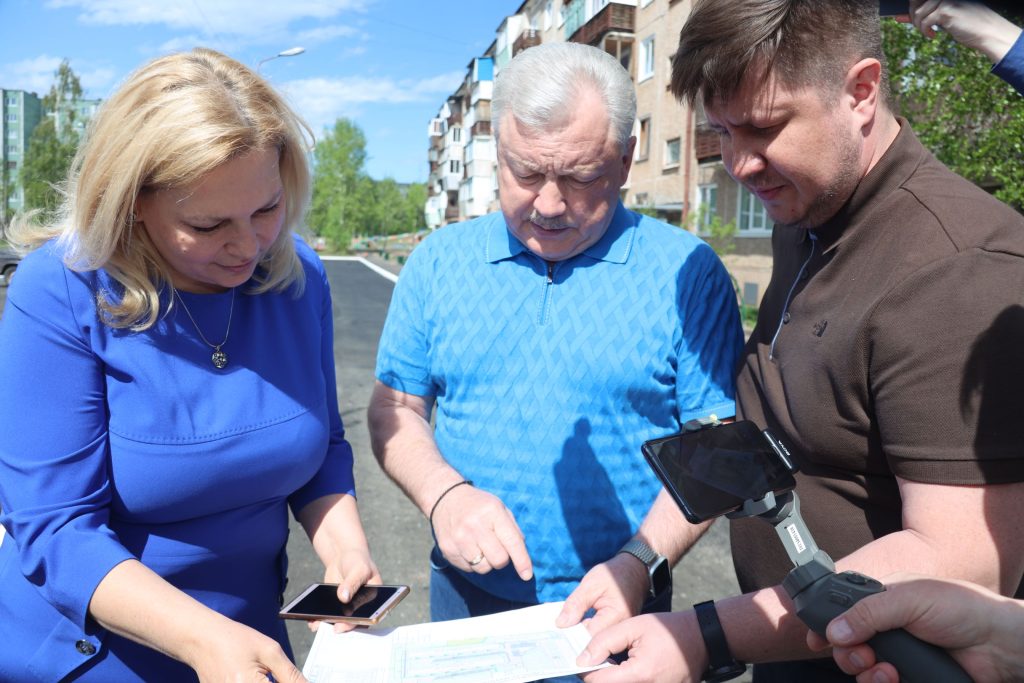 Три двора у домов по улице Гагарина благоустроили в Братске