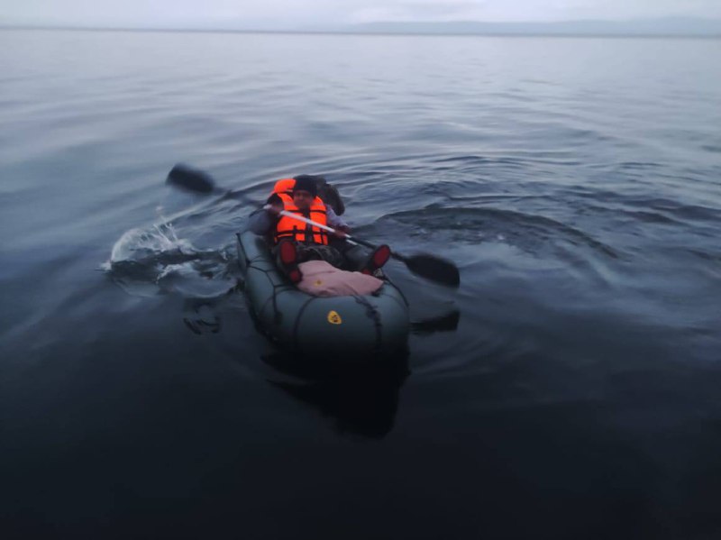 Турист из Усть-Илимска 1,5 часа дрейфовал на резиновой лодке после шторма на Байкале. Его товарищ на байдарке пока не найден