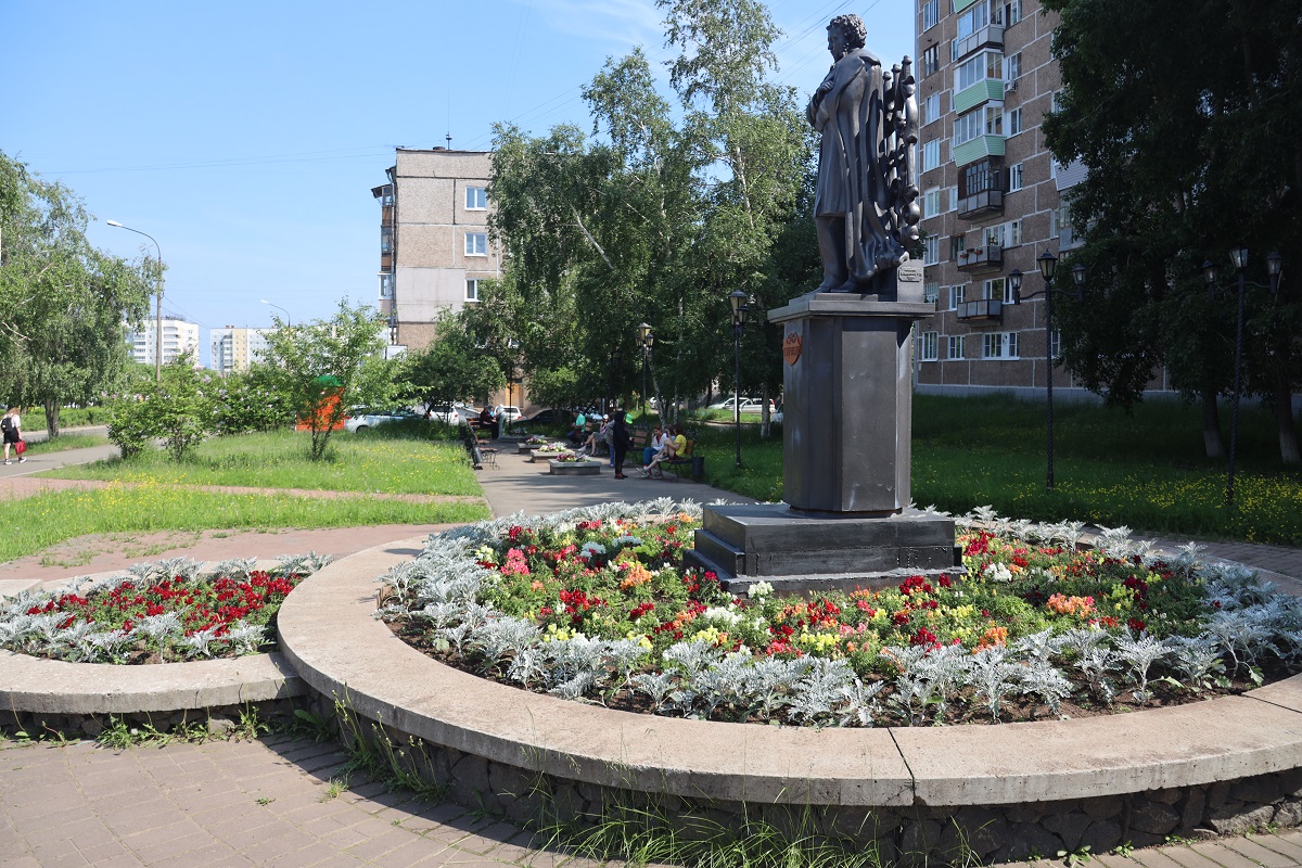 Тысячи клумбовых растений украсили улицы Братска