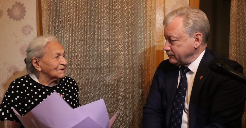 Уходила на фронт совсем молоденькой девчонкой: мэр Братска побывал в гостях у ветерана ВОВ Марии Савельевой
