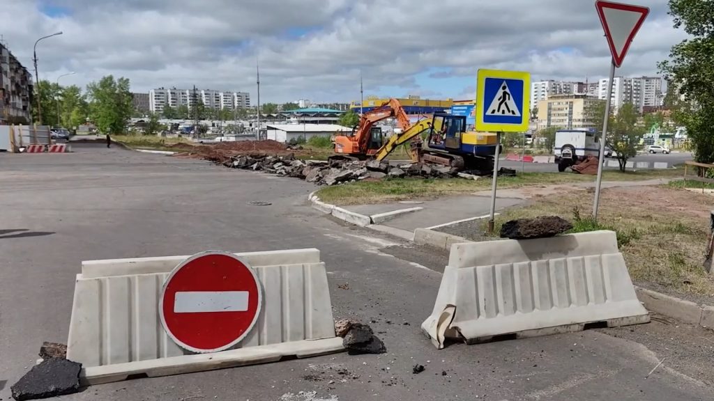 Дорожные работы, перекрытие дороги в жилом районе.
