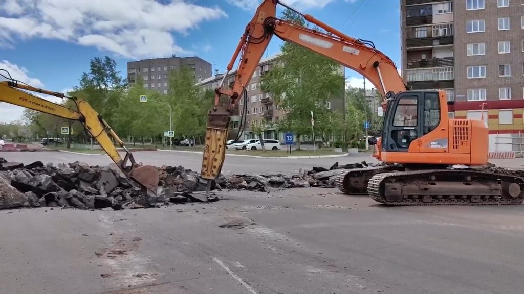 Ремонт дороги: экскаваторы разбирают асфальт.