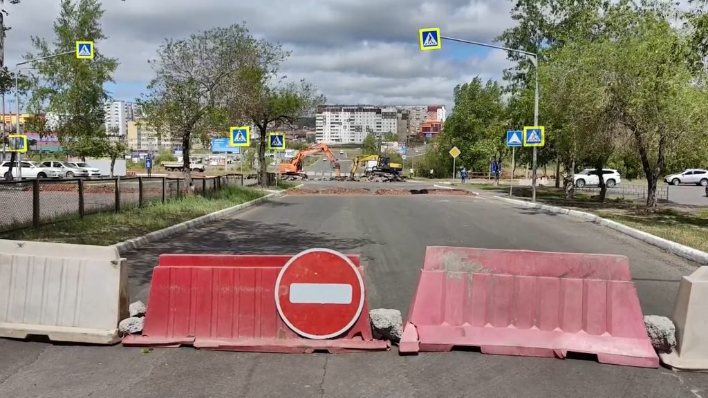 Дорога закрыта на ремонт, запрещающий знак установлен.