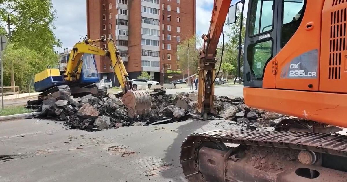 Экскаваторы ремонтируют дорогу в городе.