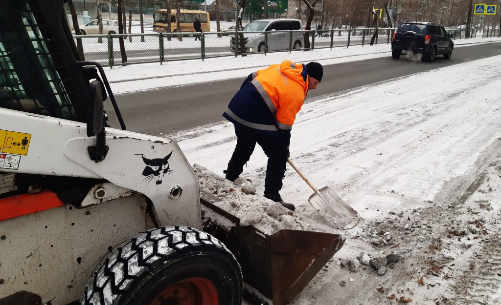 В Братске 28 единиц техники и свыше 50 рабочих задействовано на уборке снега