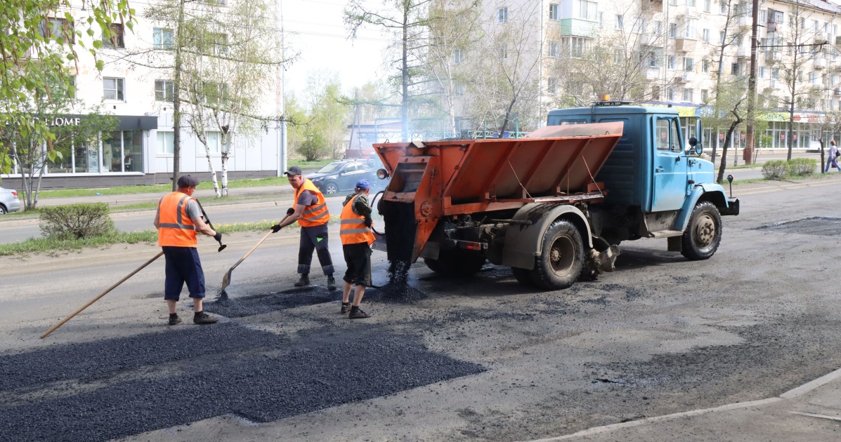 В Братске к 30 мая дорожники привели в порядок более 10 тыс. кв. м. поврежденных участков дороги