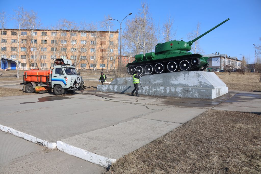 В Братске моют и обновляют памятники к 9 мая