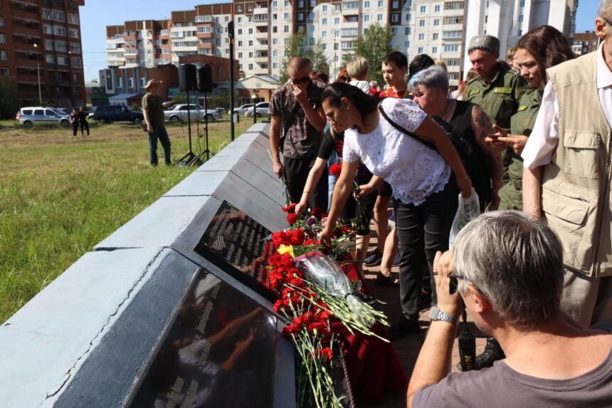 В Братске открыли мемориальную плиту в память о погибших в СВО
