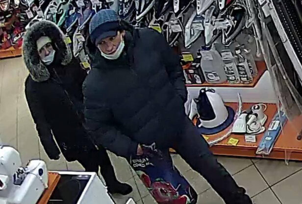 В Братске полиция ищет подозреваемых в краже товаров из магазина