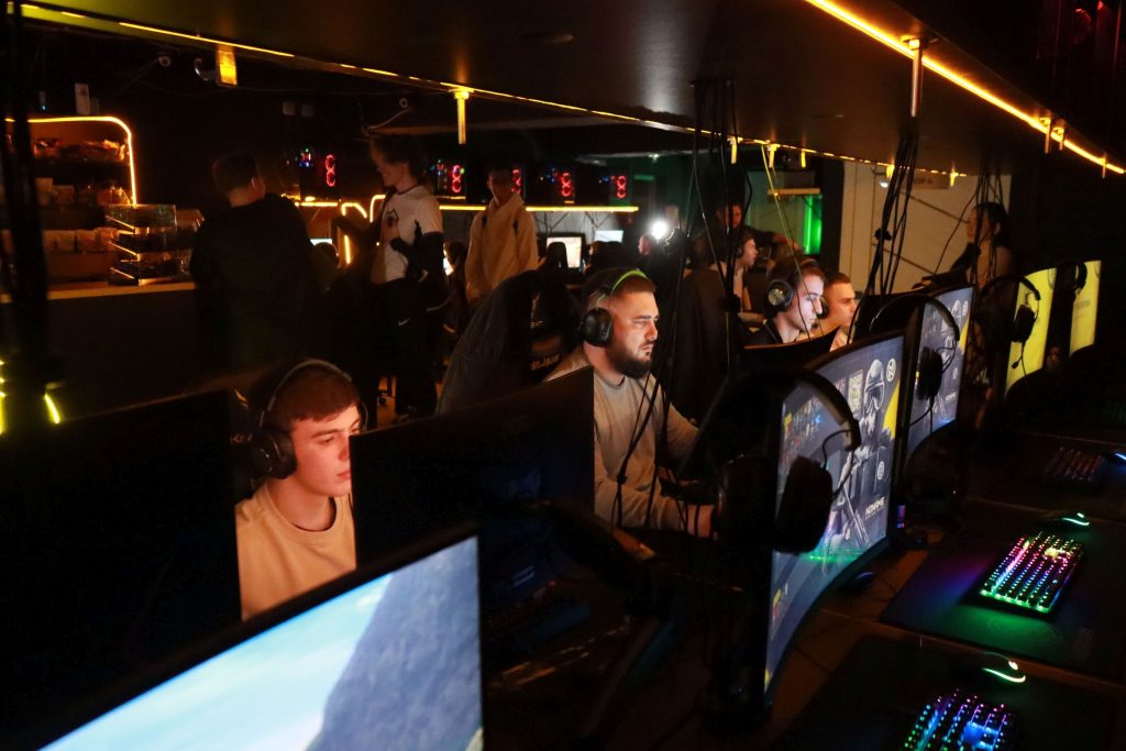 В Братске прошел первый масштабный турнир по киберспорту "Counter-Strike 2"