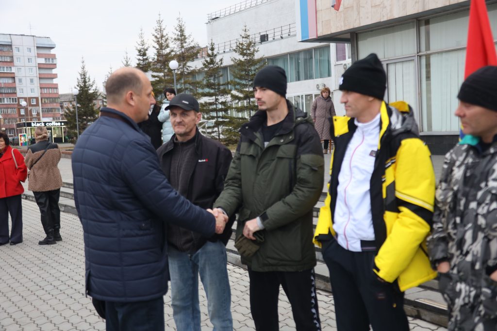 В Братске прошли торжественные проводы добровольцев на военную службу