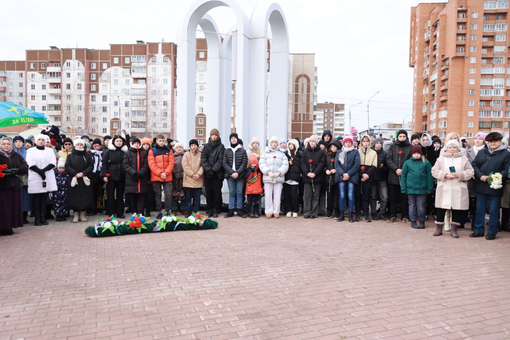 В Братске увековечили память героев: на мемориальном комплексе открыли новую памятную плиту