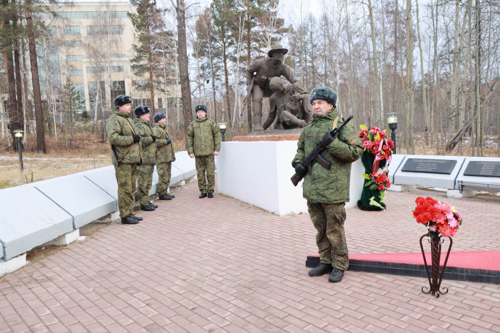 В Братске увековечили память героев: на мемориальном комплексе открыли новую памятную плиту