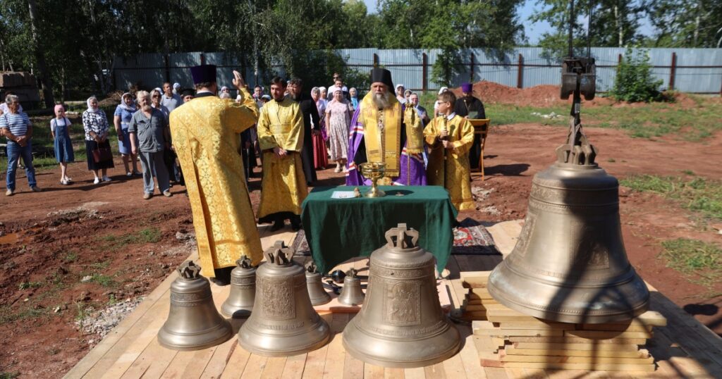 В храме Петра и Февронии в Братске осветили колокола