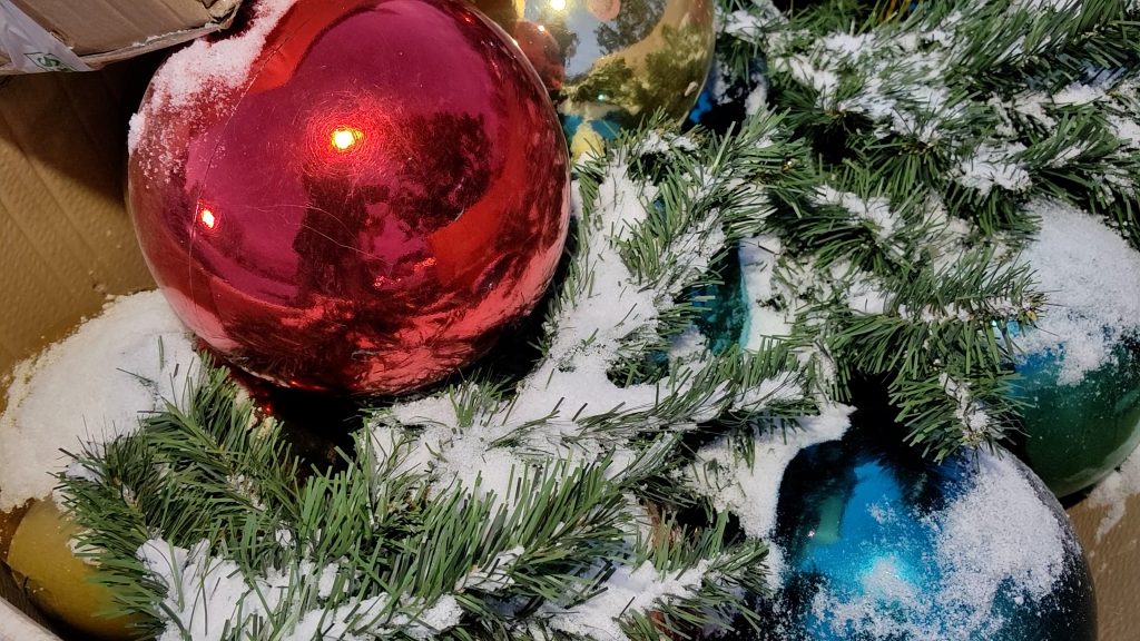 В Падунском и Правобережном районах Братска начался монтаж новогоднего оформления