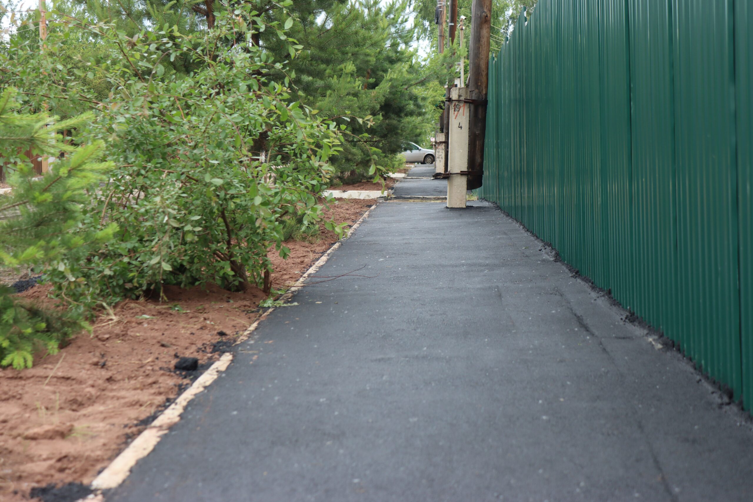 В переулке Пурсей в Братске асфальтируют тротуары