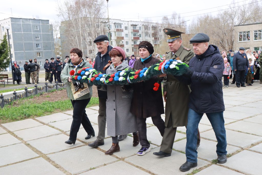 Весь день 9 мая братчане несут цветы к мемориалу Победы на бульваре Орлова