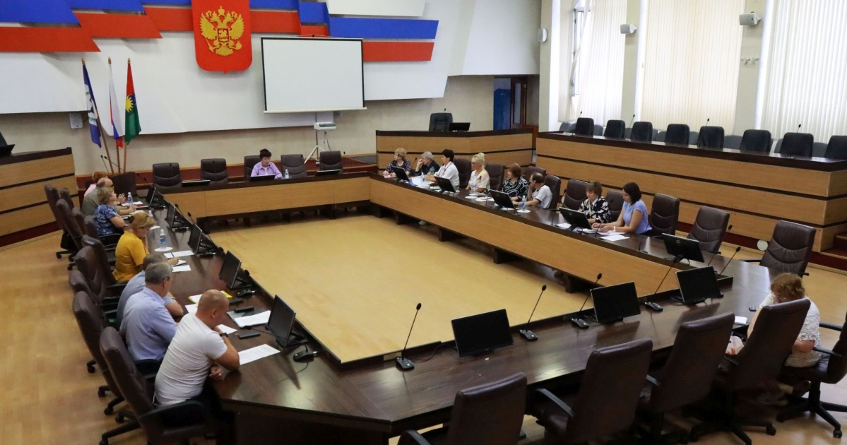 Заседание в зале совета с людьми