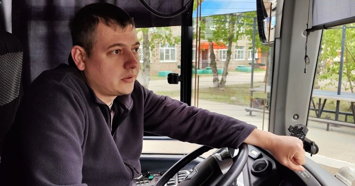 Водитель в кабине автобуса, вид изнутри.
