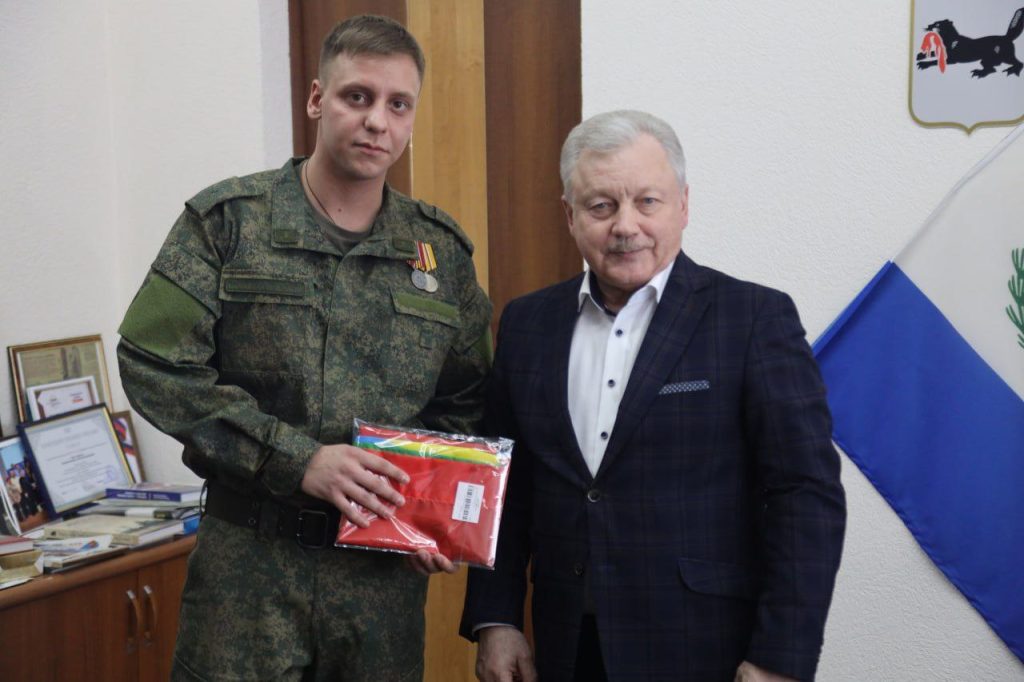 Военнослужащий из Братска вернулся из зоны СВО с медалями и встретился с мэром