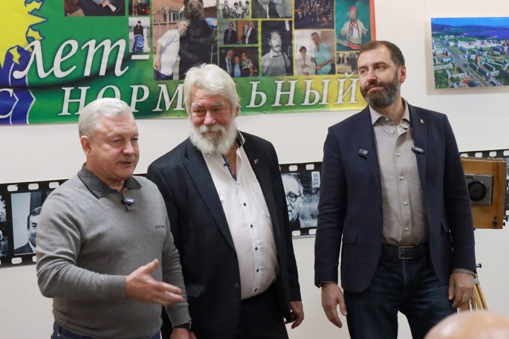 Выставку знаменитого братского фотографа Александра Силивончика посетили депутаты ЗС Приангарья