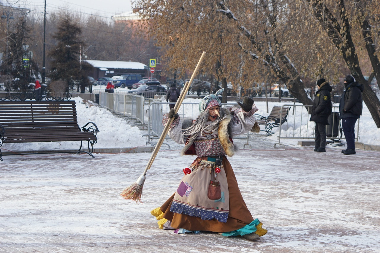 Человек в костюме на зимней улице