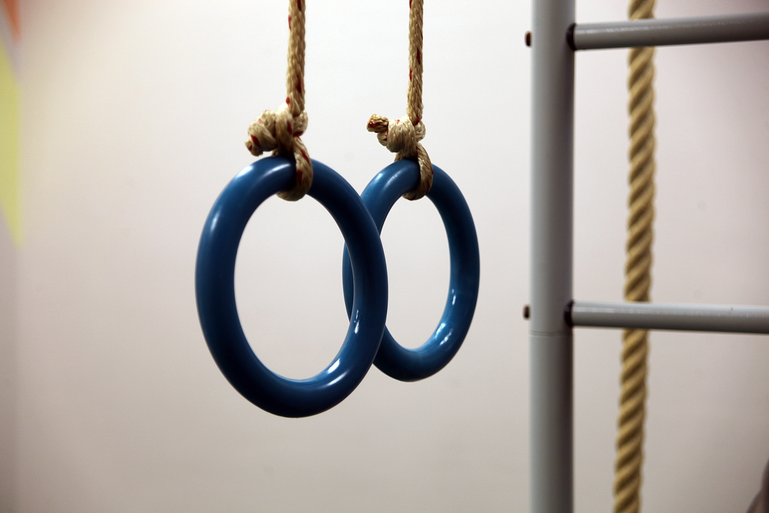 Синие гимнастические кольца на веревке