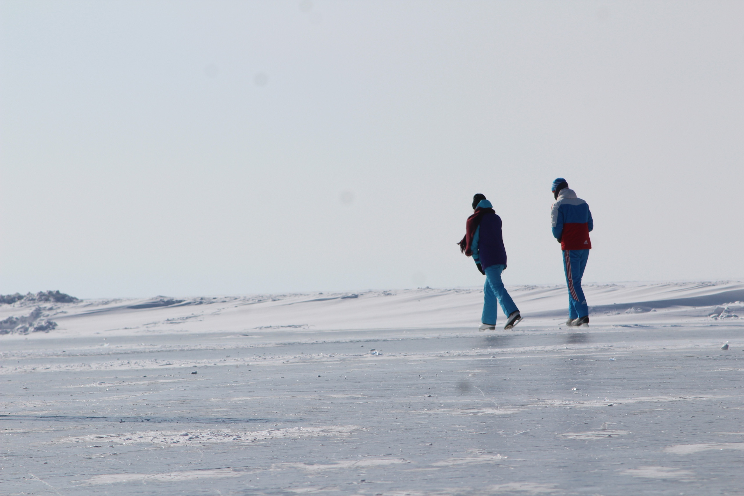 Люди на коньках по замёрзшему озеру