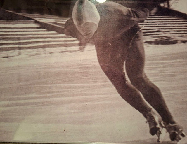 Конькобежец на ледовой дорожке