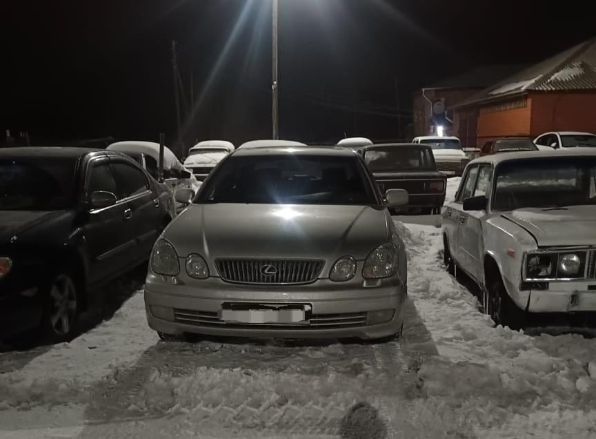 Парковка автомобилей зимой ночью