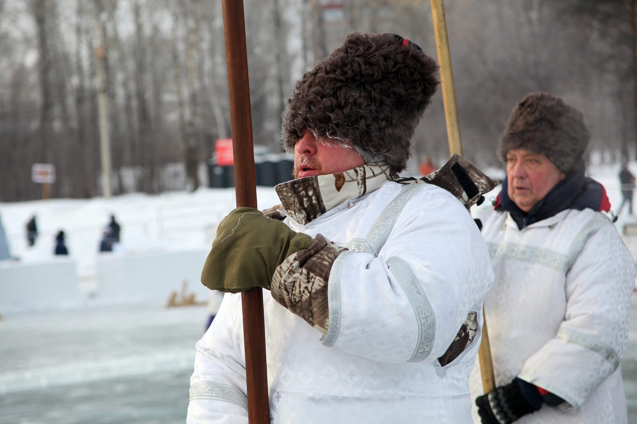 Люди в зимней одежде на улице